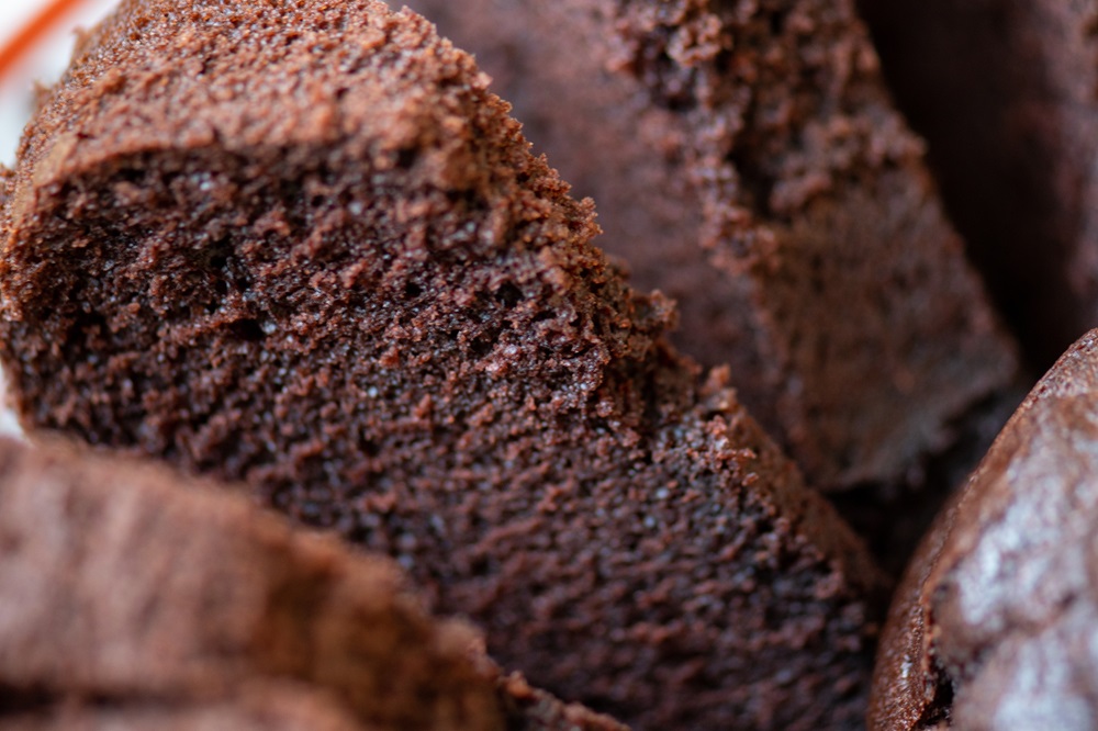 Ingrédients pour cake au chocolat disposés sur un plan de travail