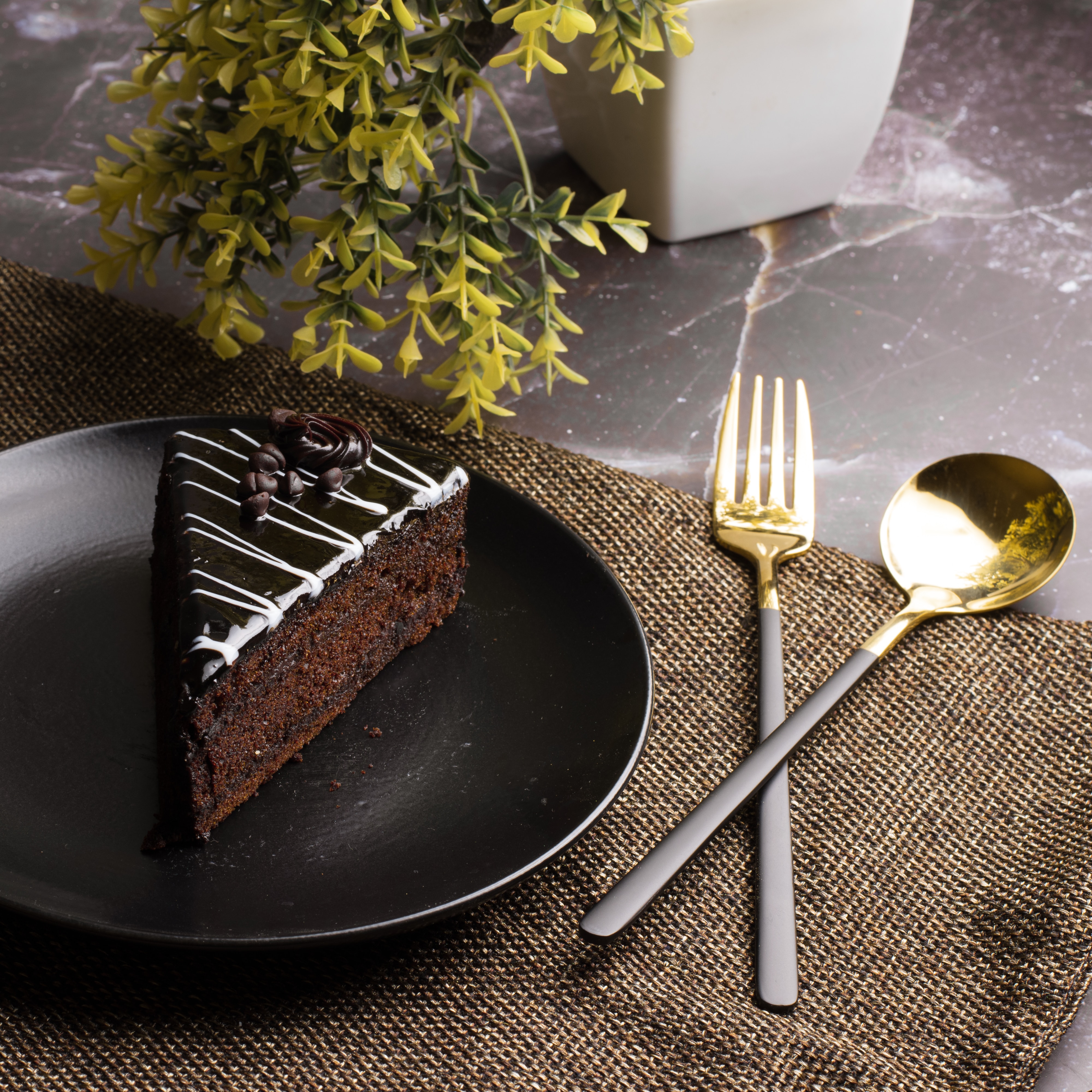 Part de cake au chocolat moelleux sur une assiette