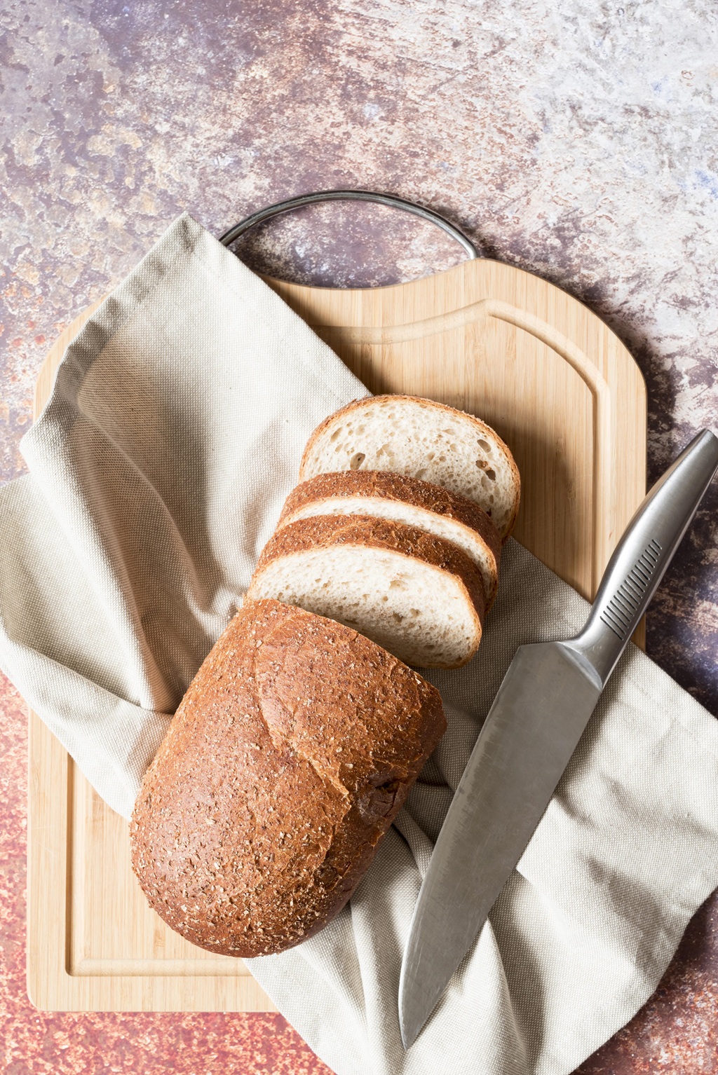 Pain maison tranché prêt à être dégusté