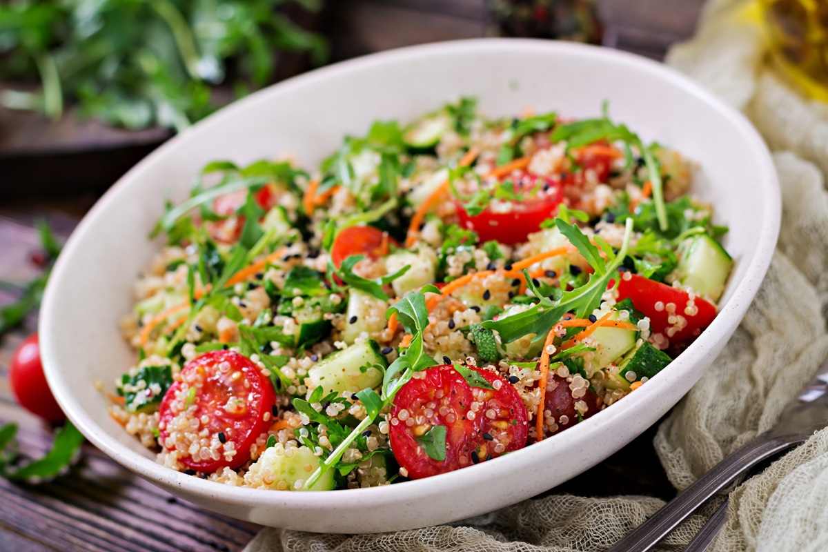 Bol de quinoa, sarrasin et riz complet pour salades d'été